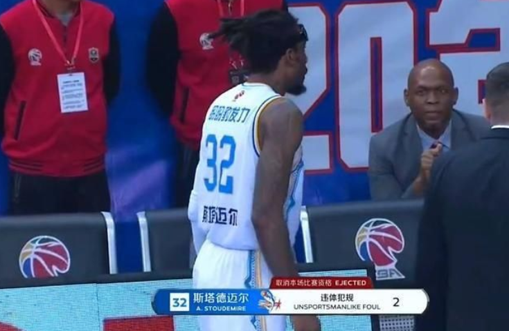  尼斯中场悍将红牌停赛三场  